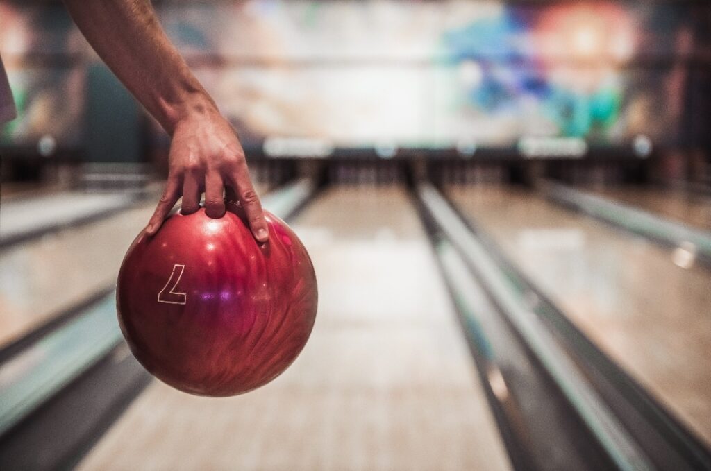 Mann beim Bowling